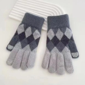 Dettaglio di guanti in maglia a rombi grigi con punte touch e polsini a costine