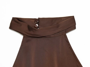 Détail d'un haut marron dos nu montrant la fermeture à deux boutons et le tissu en sergé