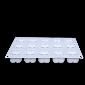Vue détaillée du moule en silicone blanc avec 15 cavités papillon pour bougies et chocolat