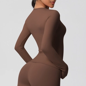 Ensemble de sport femme marron avec haut à manches longues et legging de fitness