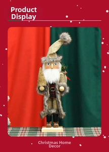 Détail d'un casse-noisette en bois avec manteau gris tenant un sapin à paillettes