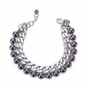 Détail du bracelet double couche en acier inoxydable et perles grises pour hommes