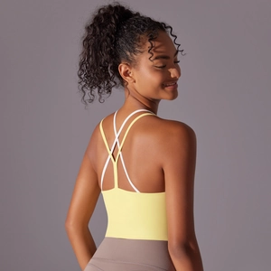 Détail du soutien-gorge de sport jaune avec un design à fines bretelles croisées au dos