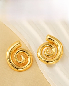 Dettaglio degli orecchini a spirale placcati oro 18k con design a torsione lucida