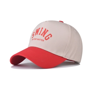 Vue détaillée de la casquette de baseball en coton beige et rouge avec imprimé SWING
