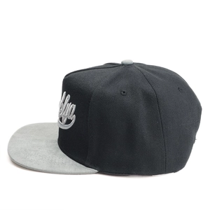 Détail de la broderie Brooklyn 3D et des textures contrastées sur cette casquette plate