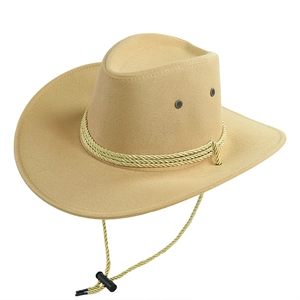 Dettaglio cappello da cowboy kaki con treccia dorata e sottogola regolabile