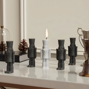 Bougies en forme de soldat casse-noisette faites à la main en noir et blanc mat