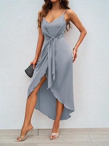 Détails de la robe nuisette grise en satin avec col en V profond et taille nouée