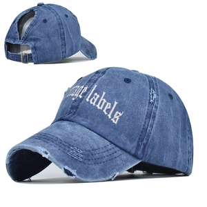 Détails d'une casquette de baseball en jean vintage avec broderie et trou pour queue de cheval