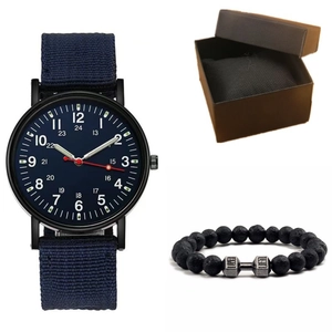 Gros plan sur la montre à quartz militaire avec bracelet nylon bleu et perles de lave