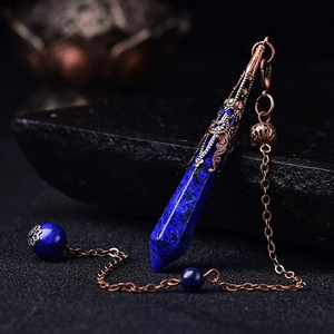 Makro-Detail von Lapislazuli-Kristallanhänger mit antiken Bronze-Filigran-Details