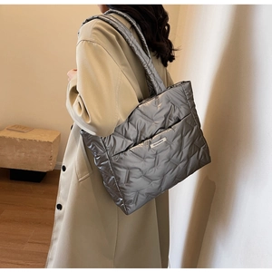 Détail du sac cabas matelassé argenté avec finition métal et coutures en V