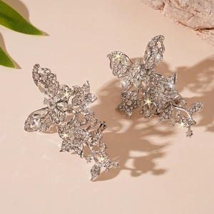 Elegante Schmetterlings-Blumen-Ohrclips mit funkelnden Strasssteinen in Silberoptik