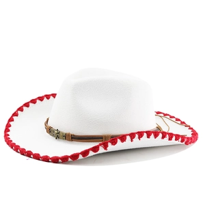 Détail du chapeau de cowboy en laine blanche avec bord tressé rouge et cuir