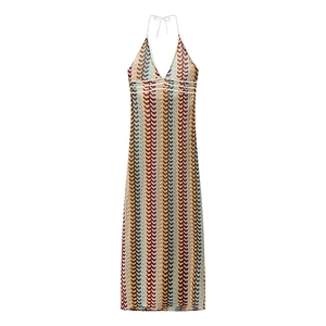 Robe longue en maille à rayures colorées avec décolleté en V profond et licou de plage