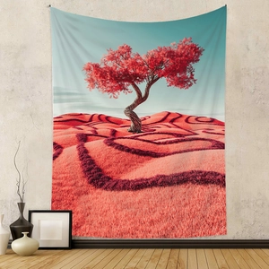 Tapisserie murale avec paysage d'arbre rouge surréaliste suspendue sur un mur beige