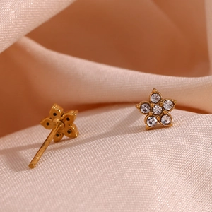 Macro de boucles d'oreilles fleurs en plaqué or 18 carats avec zircons blancs brillants