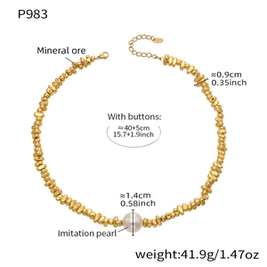 Dettaglio della collana con perle dorate irregolari, perla da 1,4 cm e specifiche misure