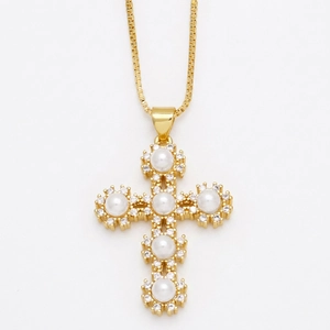 Collana con croce dorata con perle bianche e zirconi su una raffinata catena a maglia