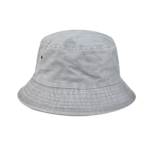 Dettaglio cappello pescatore in cotone grigio lavato con texture vintage e occhielli