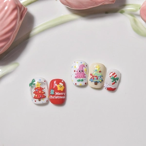 Détail de stickers à ongles 3D de Noël avec sapins en relief et cannes de bonbon