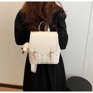 Mini sac à dos crème chic avec imprimés d'ours et détail de pendentif en peluche