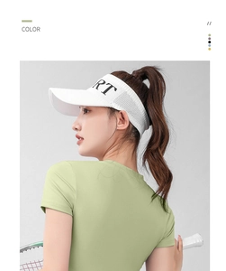 Primer plano de visera deportiva blanca transpirable con letras negras para tenis y sol