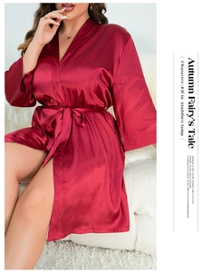 Détail d'un peignoir en satin rouge foncé élégant avec col en V et ceinture assortie