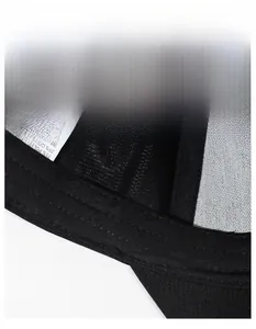Detail van de vochtafvoerende zweetband van 75% polyester en 25% katoen in de pet