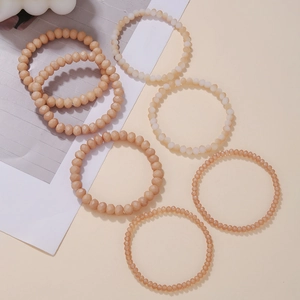 Detailansicht eines 7-teiligen Bohemian Perlenarmband-Sets in Pfirsich und Creme Kristall