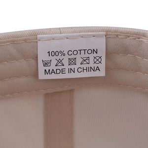 Détail de la doublure de la casquette de baseball en coton et étiquette de lavage 100% coton
