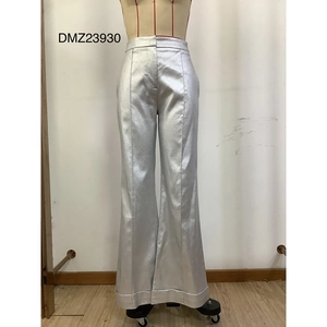 Gros plan détaillé du pantalon évasé argenté métallisé avec taille haute et ourlet