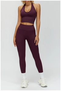 Détail d'un ensemble de sport côtelé bordeaux avec legging taille haute gainant