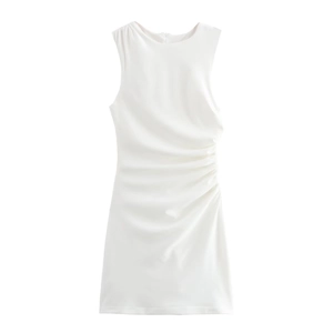 Elegantes weißes ärmelloses Satin-Minikleid mit gerafftem Seitendetail und Rundhalsausschnitt