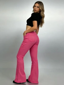 Vista laterale dei jeans a zampa rosa a vita alta con vestibilità slim e tasche posteriori