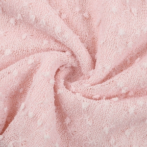 Détail de dentelle en maille rose avec pompons blancs 3D et volants à texture douce