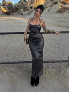 Vestito lungo sexy in pelle PU nera con scollo a U e dettaglio stringato sulla schiena