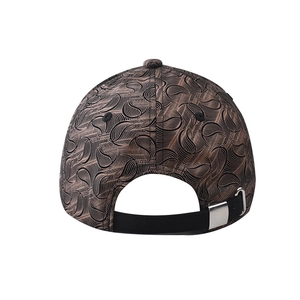 Détail de la sangle arrière et du motif cachemire bronze sur cette casquette de baseball