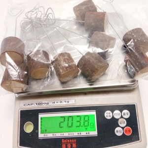 Weight measurement of 10-piece wooden card holders with metal heart wires in grams