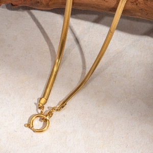 Collana a catena a serpente dorata con chiusura a molla rotonda in stile vintage minimal