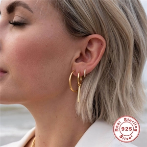 Detail von 925 Sterling Silber Gold Ohrringen Set mit Anhängern am Frauenmodell
