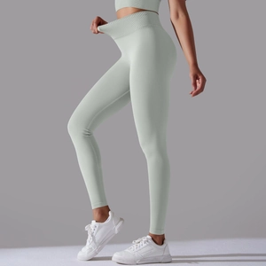 Detail der nahtlosen mintgrünen Yogahose mit hoher Taille, hoher Elastizität und Rippstruktur