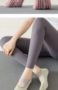Detail von Yoga-Socken aus Baumwolle mit Kreuzgurten und rutschfesten Silikon-Noppen