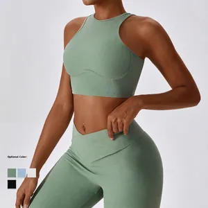 Ensemble de yoga côtelé vert sauge avec crop top licou et legging taille haute en V