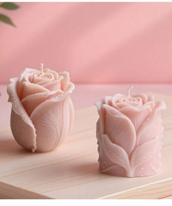 Dettaglio di candele a forma di rosa rosa con petali realistici e gocce di rugiada