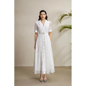 Robe Longue Élégante En Dentelle Blanche Avec Ceinture Col À Revers Manches Bouffantes Courtes Boutonnée Pour Femmes