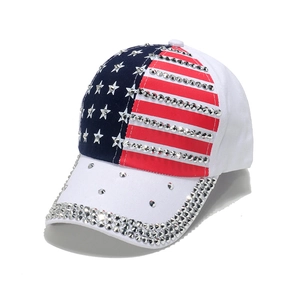 Gros plan sur les strass étincelants et la broderie du drapeau US sur la casquette
