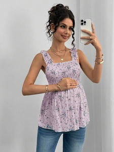 Détail du haut de maternité lavande avec imprimé floral bleu et bustier smocké élastique