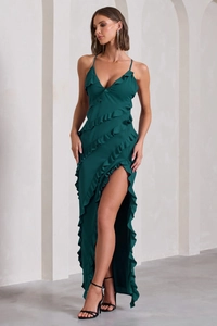 Détail de la robe vert foncé à col en V avec des volants et une fente haute sur le côté